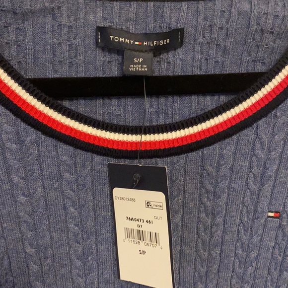 NWT Tommy Hilfiger sweater - Picture 3 of 5
